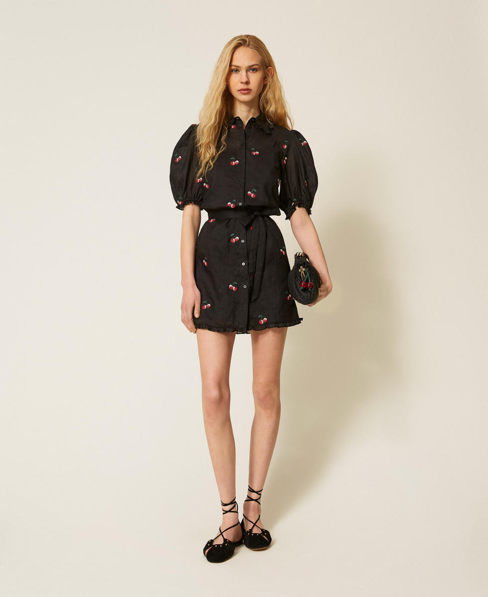 Vestido corto de ramio con bordados