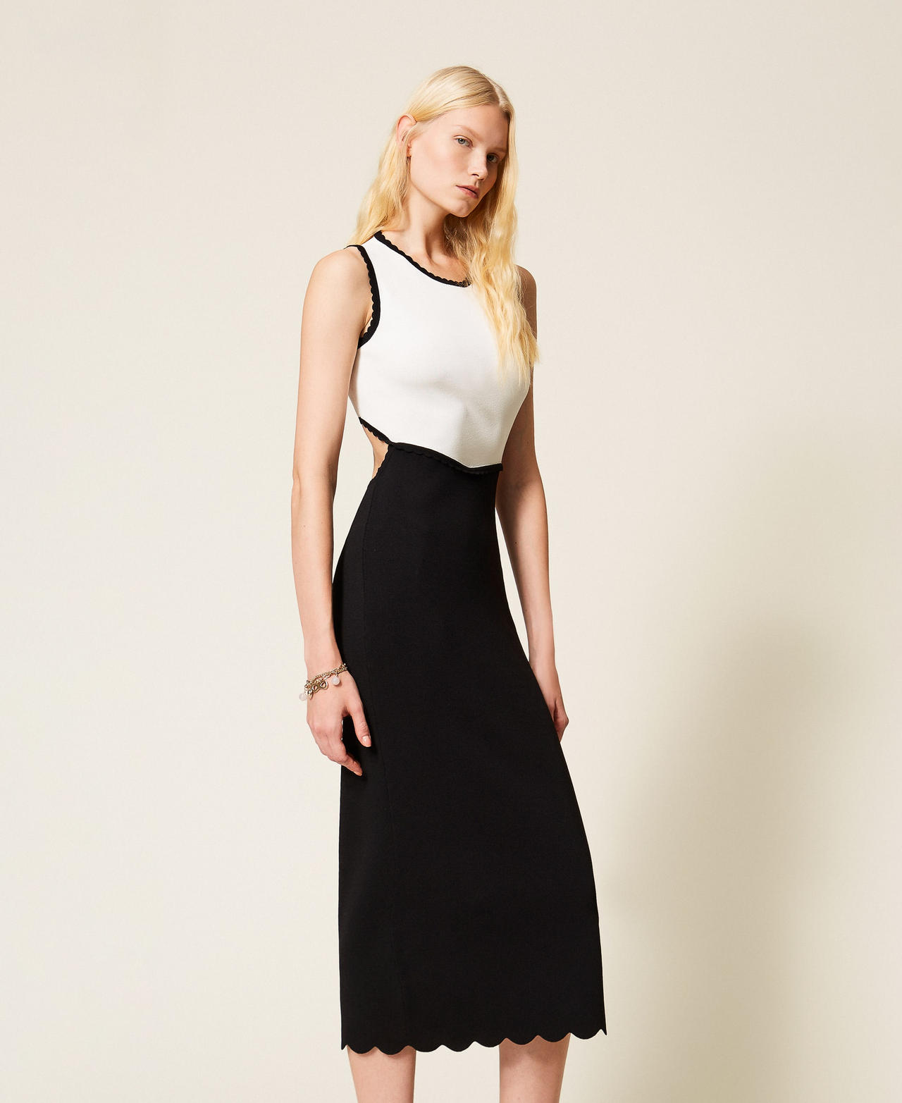 Zweifarbiges Maxi-Strickkleid Zweifarbig Schwarz / Schneewei&szlig; Frau 261TP3372_12063_02