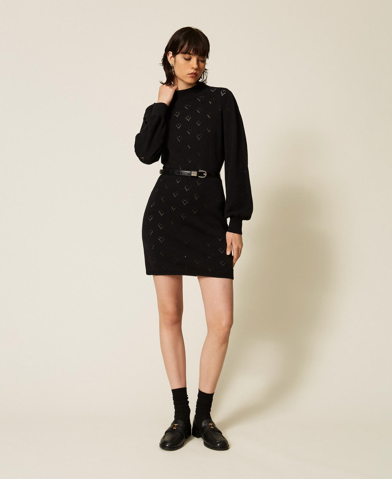 Vestido corto de punto con diseño de corazones