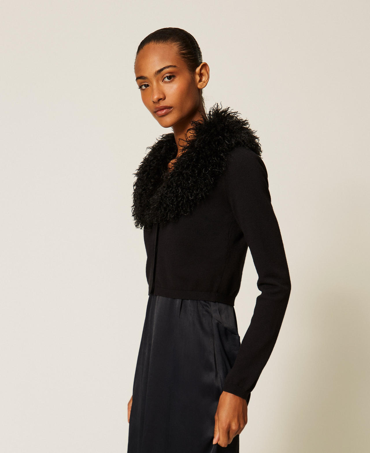 Cropped-Cardigan aus Kunstpelz Schwarz Frau 262TT3260_00006_02