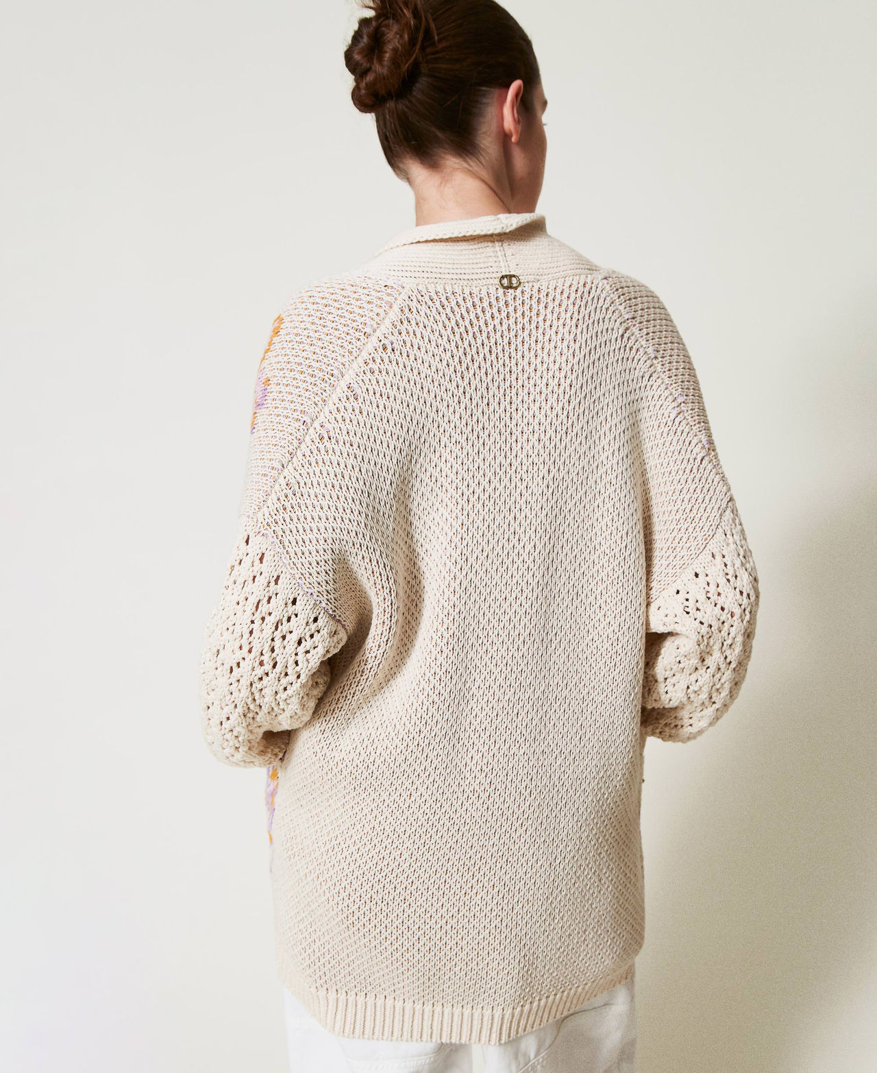 Cardigan aus Jacquard-Strick mit Blumendessin Flowers-Jacquard, schneewei&szlig; Frau 251TP3610_12359_03