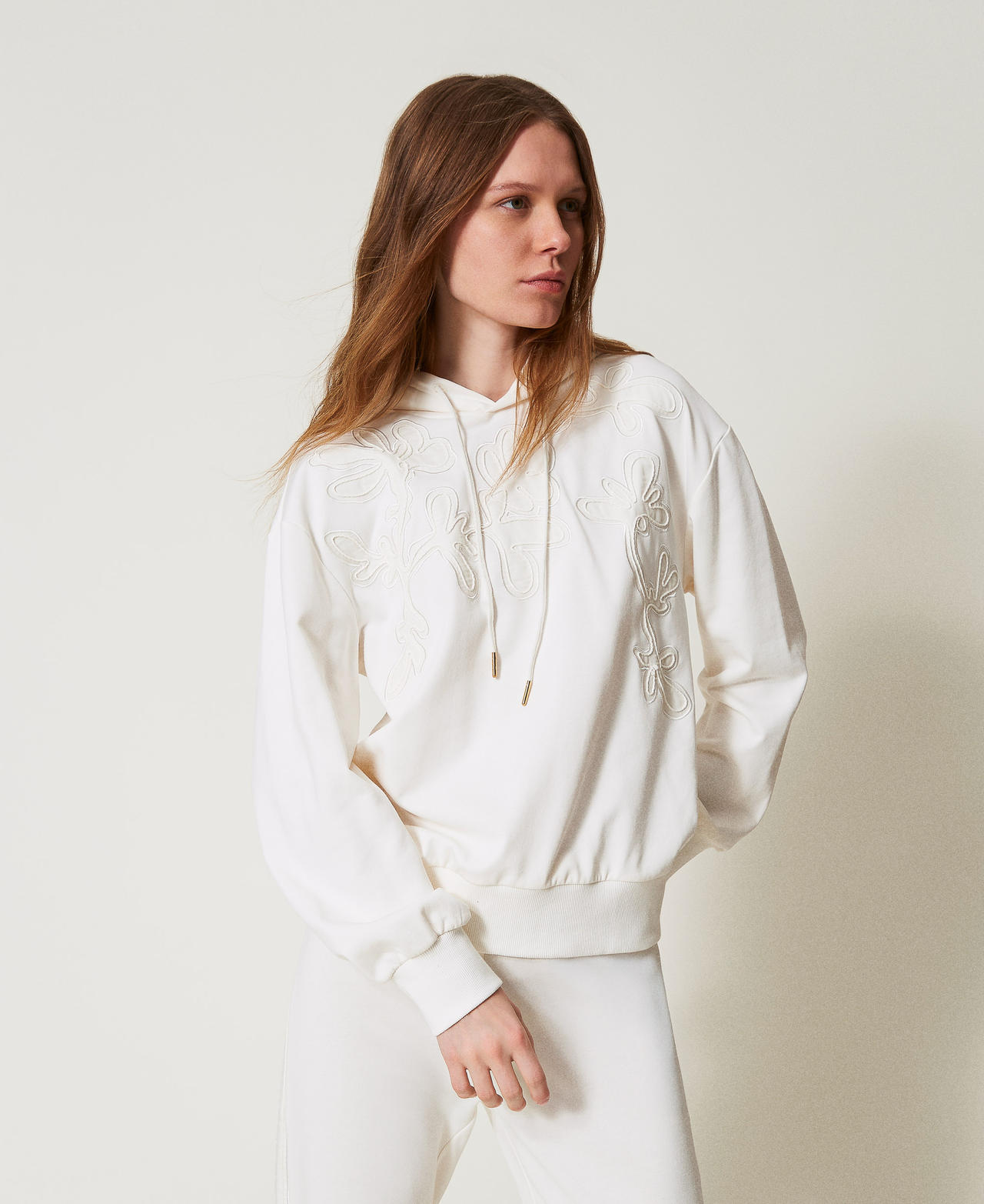 Kapuzensweatshirt mit Stickerei White Cloud Frau 251LL2HBB_12105_01
