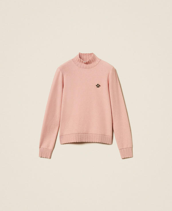 Turtleneck jumper with brooch