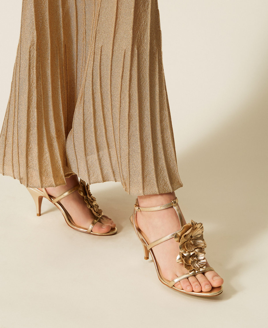 Sandalias de piel con flor Oro Amarillo Mujer 261TGT082_10366_T0