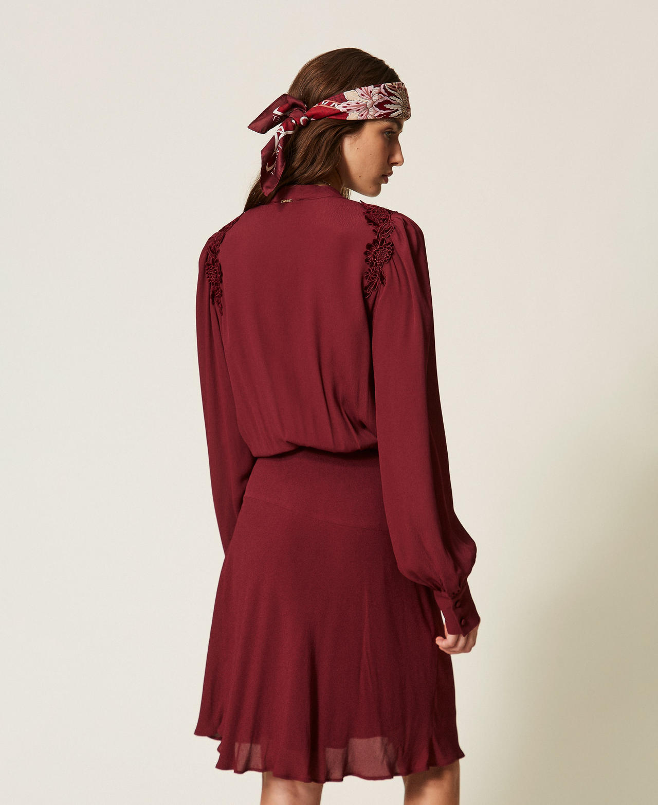 Robe courte en cr&ecirc;pe de Chine avec broderies Bordeaux Femme 262TT2460_00020_03