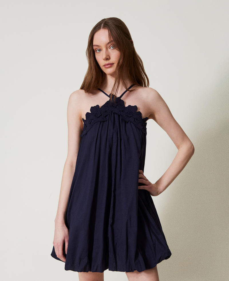 Robe courte en mousseline avec fleurs brod&eacute;es Bleu Classique Femme 251LM2PAA_11956_01