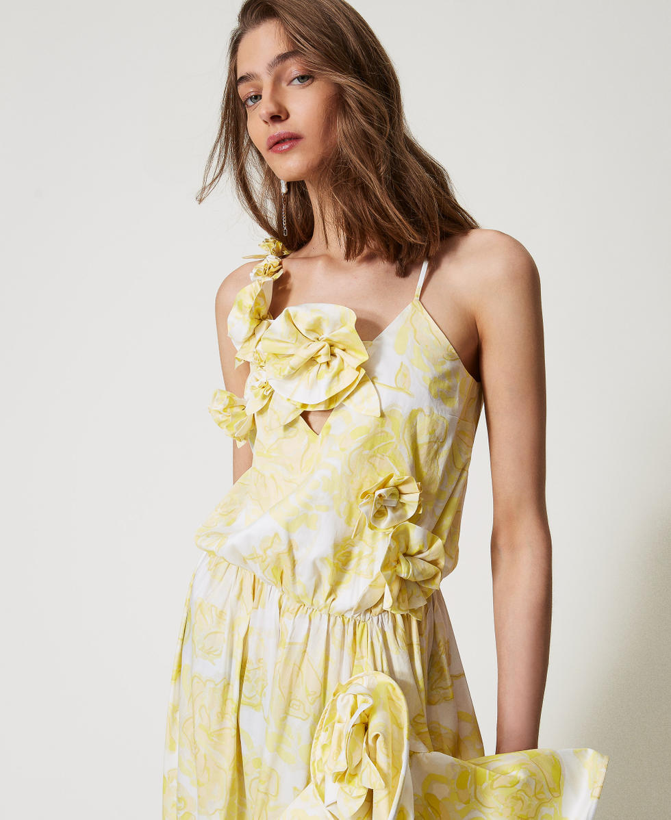Abito lungo con rose applicate e balze