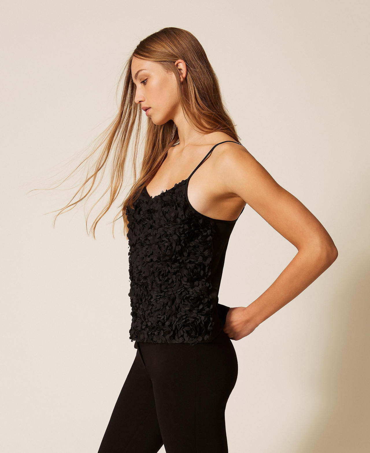 Top en crêpe de Chine et tulle avec fleurs