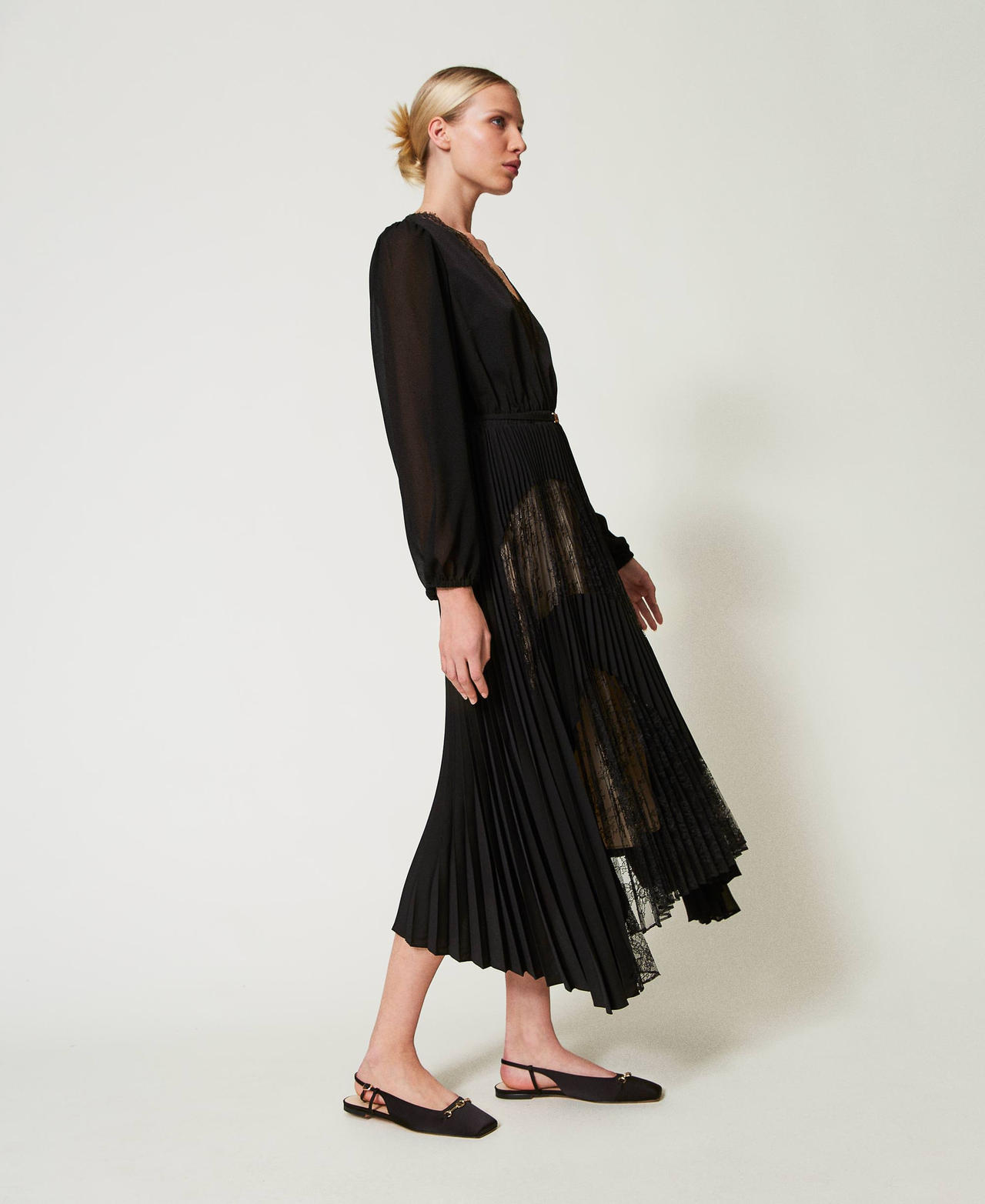 Long pleated georgette dress with lace Black Woman 251TP2780_00006_02