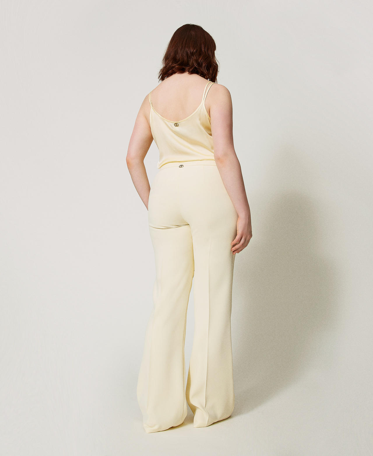 Pantalones fit and flare de crepé fluido Vanilla Mujer 251TP2106_12143_03