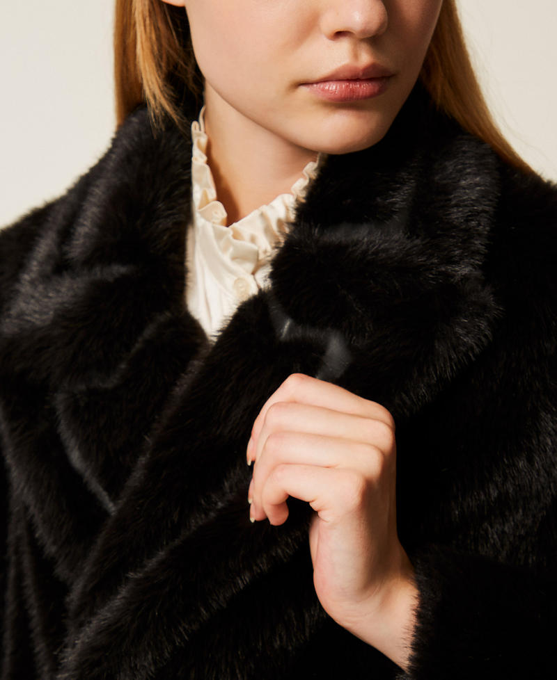 Kurzmantel aus Kunstpelz Schwarz Frau 252TT2154_00006_04