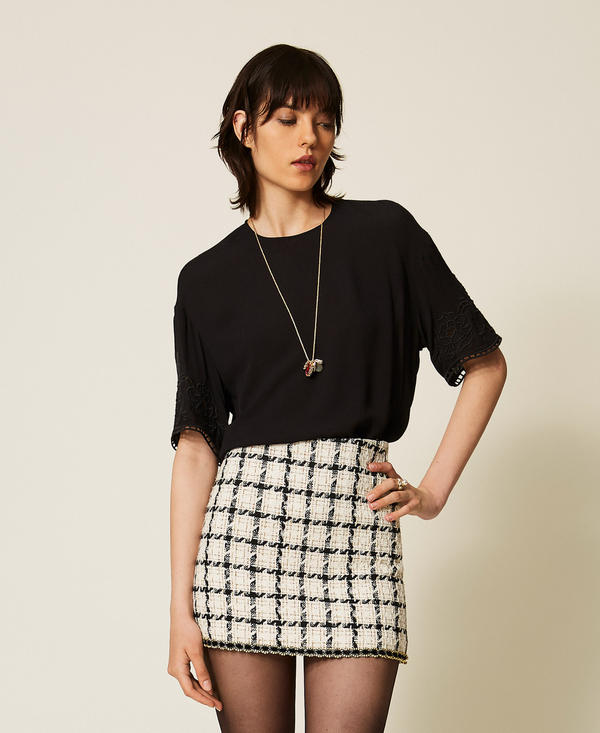 Blusa de crep&eacute; de China con bordado festoneado