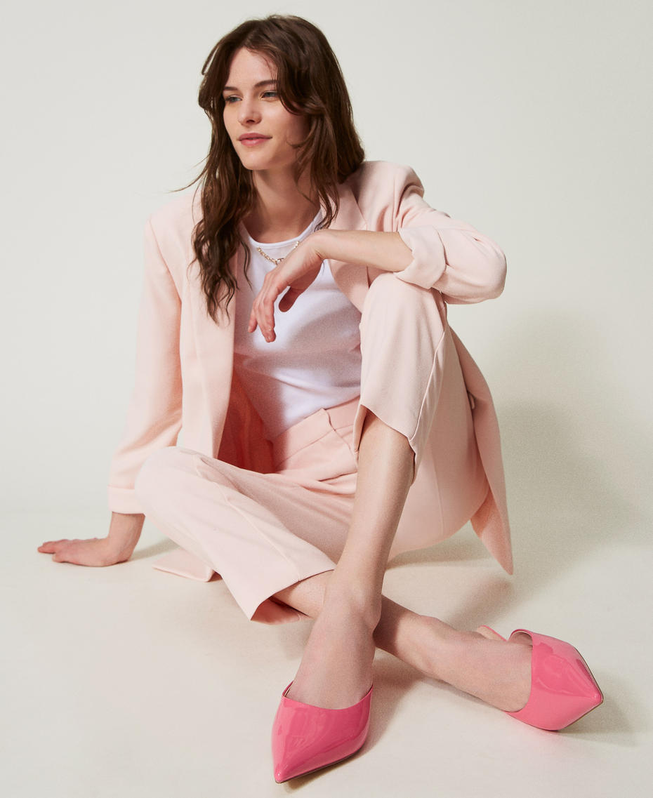 Lakierowane czółenka w wycięciem Różowy Tender Pink Kobieta 251ACP012_00619_T0