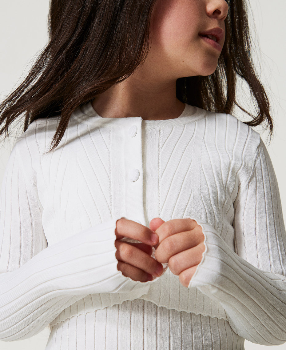 Gerippter Cropped-Cardigan mit Oval T "Ice"-Wei&szlig; M&auml;dchen 251GJ3405_00808_04