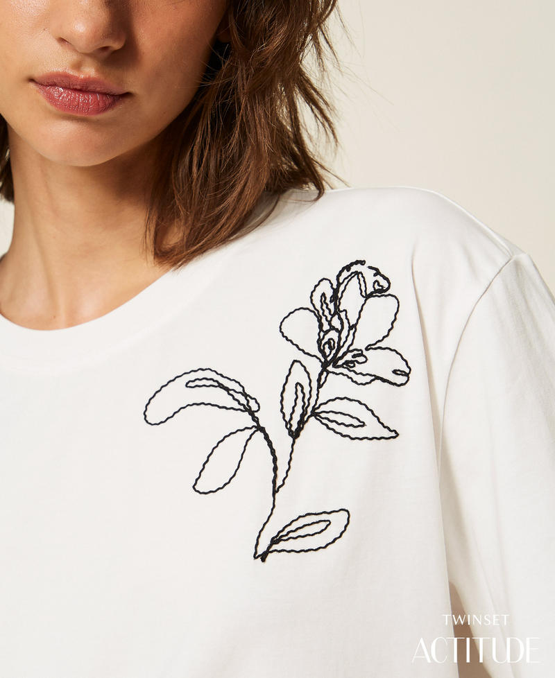 T-shirt con ricami floreali Off White Cuore Ricamo Nero Donna 262AP2481_14019_PA