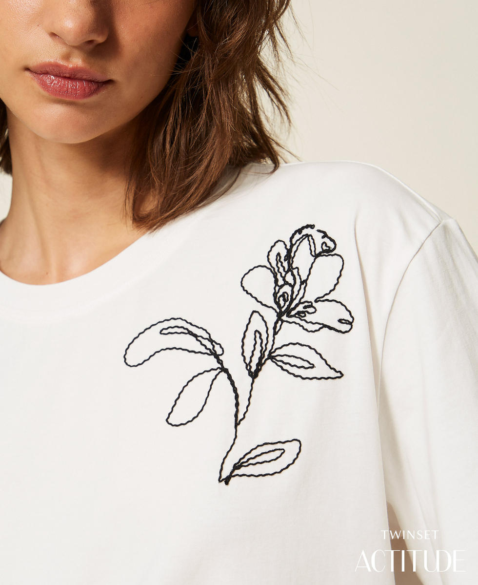 T-shirt avec broderies florales Blanc Cass&eacute; C&oelig;ur Broderie Noir Femme 262AP2481_14019_PA