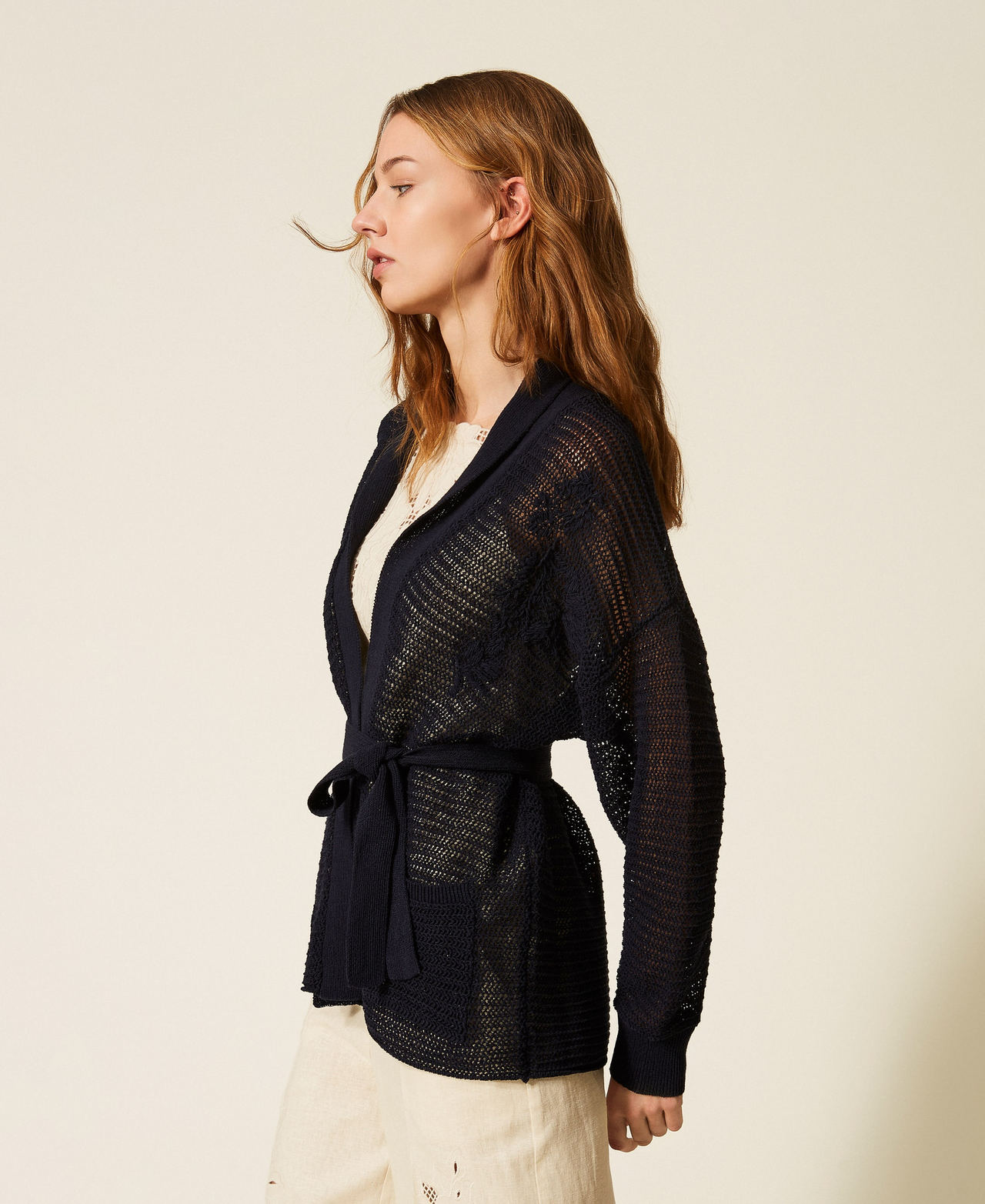 Von Hand bestickter Netz-Cardigan Blue Light Frau 261TE3021_13172_02