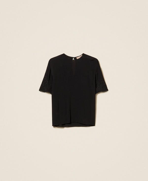 Blusa de crep&eacute; de China con bordado festoneado