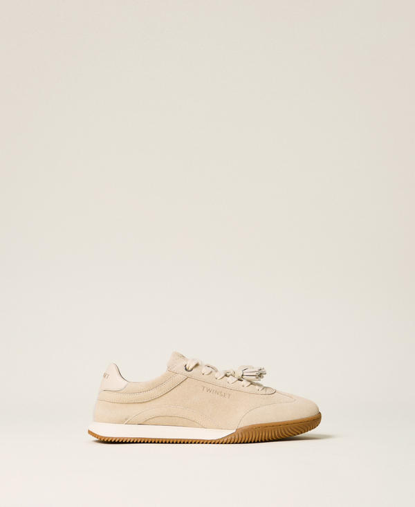 Sneaker aus Veloursleder mit Quasten