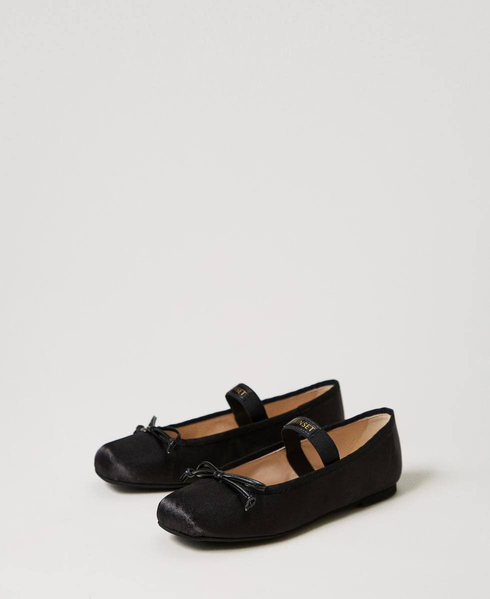 Ballerina aus Satin mit Riemchen