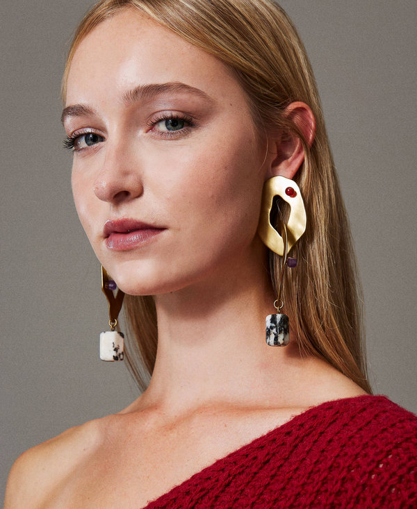 Boucle d’oreille en chaîne métallique avec pierres
