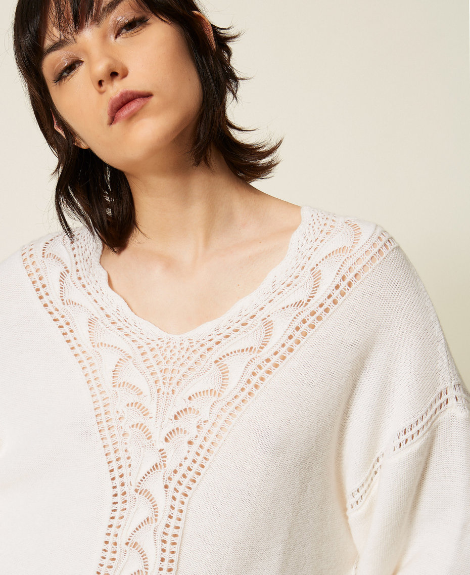 Weiter Pullover aus Wollmischung mit Durchbruchmuster Perlmutt Frau 262TP3211_00059_04