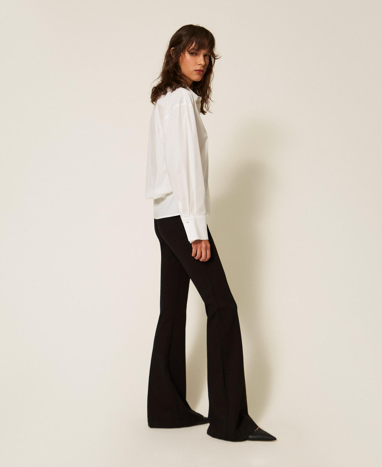 Flared-Hose mit Logo Schwarz Frau 261AP2149_00006_01