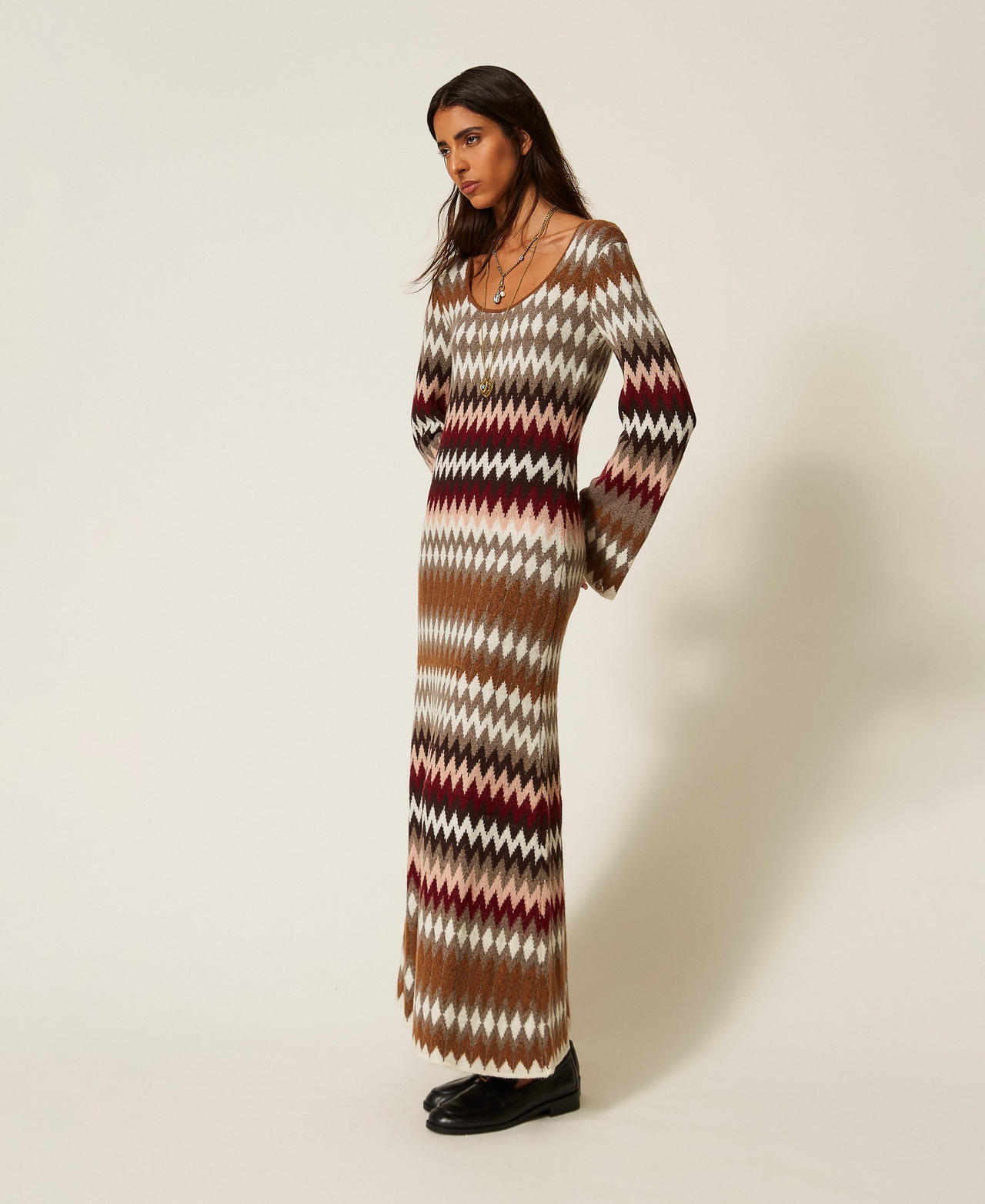 2-in-1-Maxistrickkleid mit Jacquard-Verarbeitung Jacquard Toffee / "Rhabarberrot" Frau 262AT3035_14118_02
