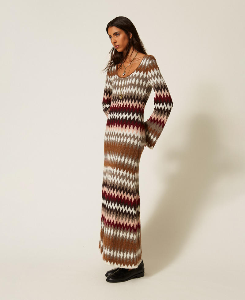 2-in-1-Maxistrickkleid mit Jacquard-Verarbeitung Jacquard Toffee / "Rhabarberrot" Frau 262AT3035_14118_02