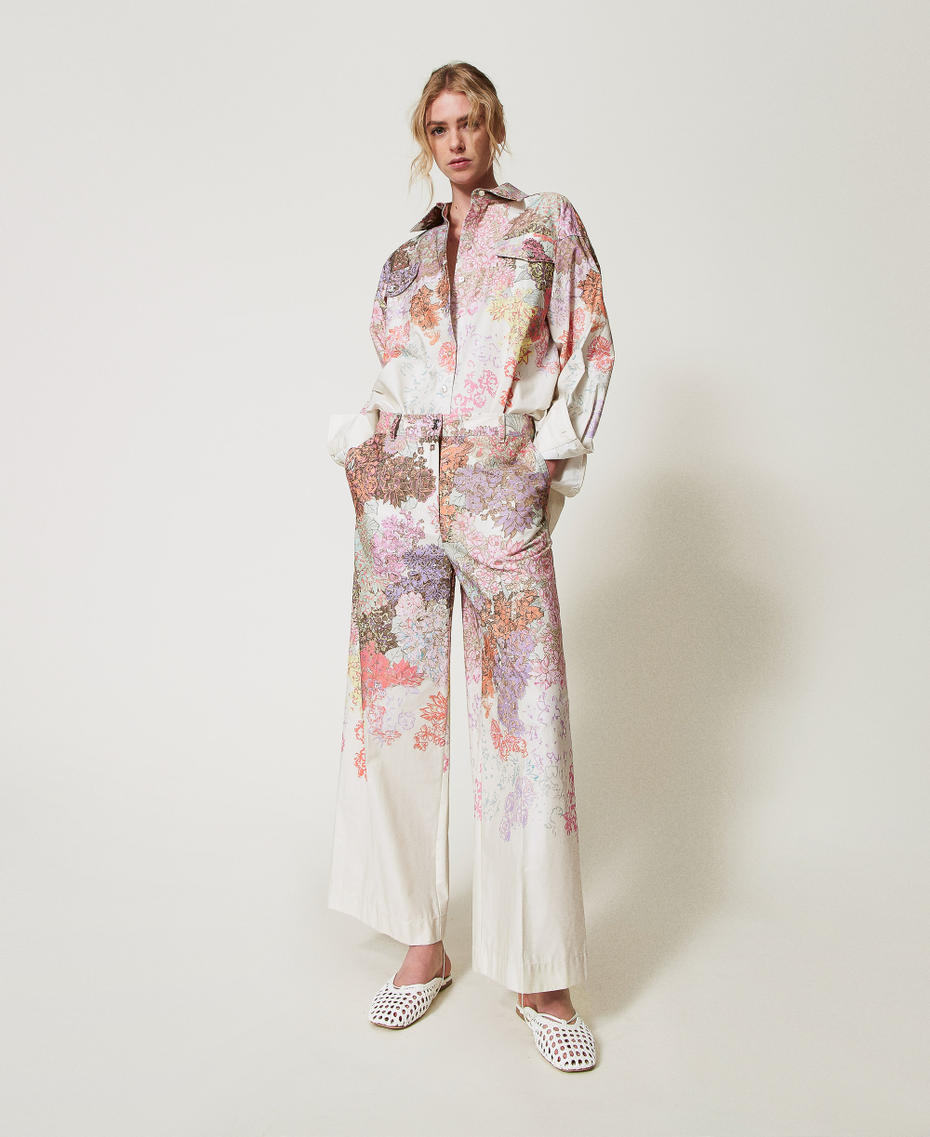 MYFO Cropped-Hose mit Blumenmotiv Summer Sand Camouflower Frau 251AQ2082_12416_01