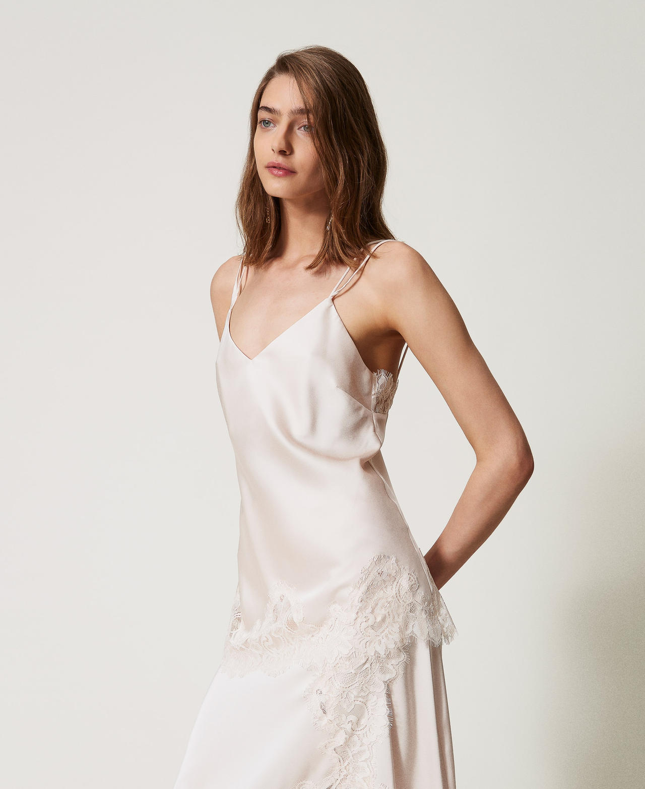 Langes Top aus Satin und Spitze &bdquo;Old White&ldquo; Frau 251TQ2010_11748_02