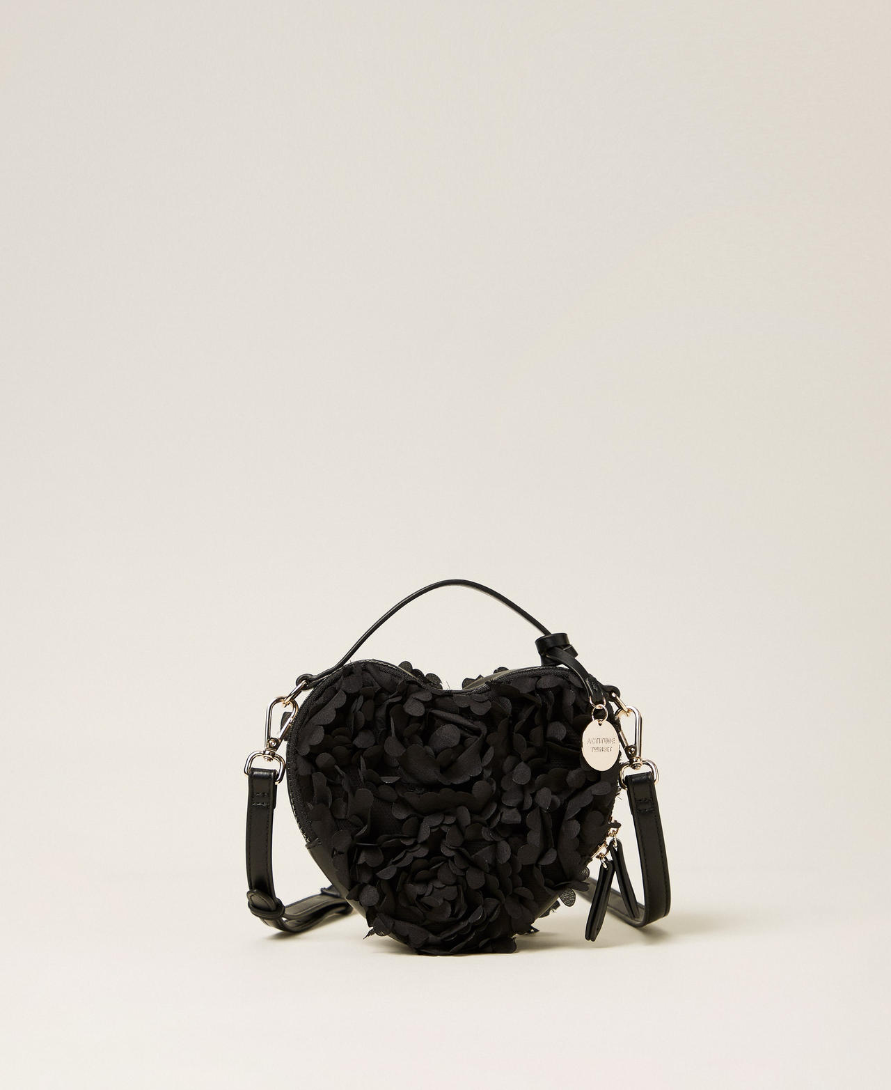261AA7012_00006_01?quality=