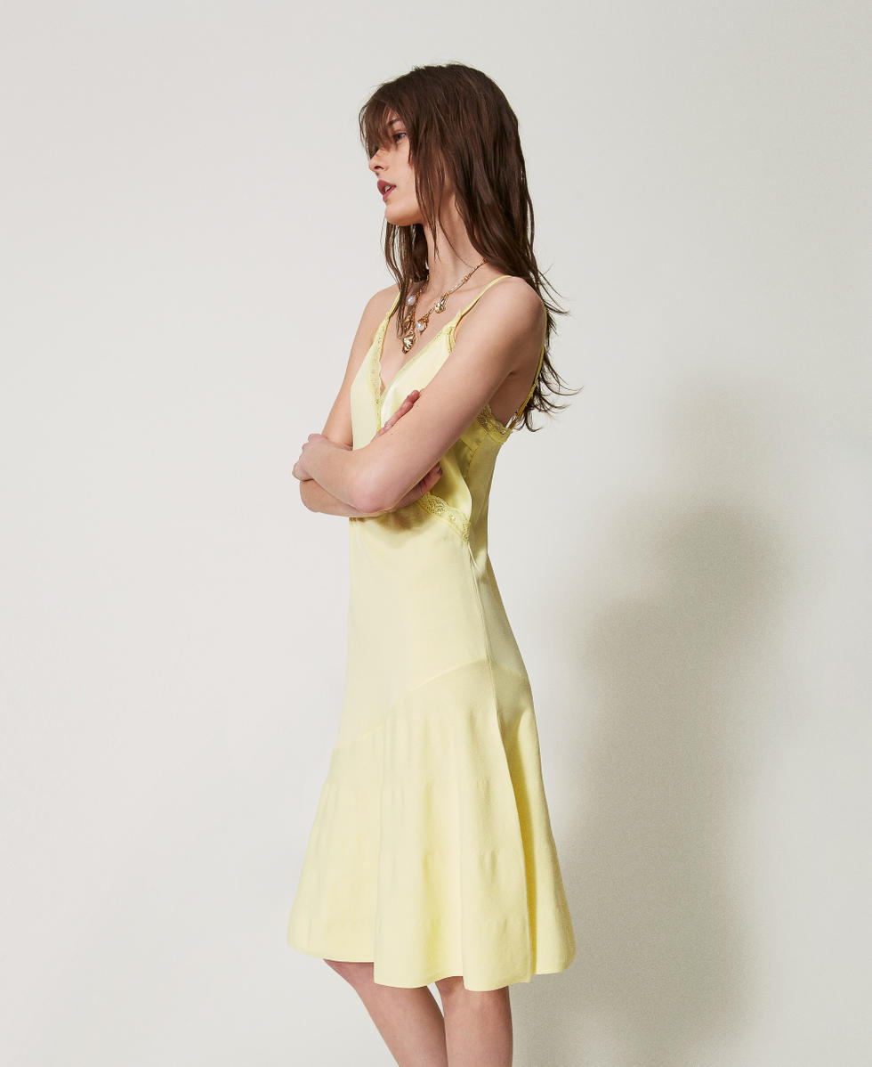 Midistrickkleid mit Spitze