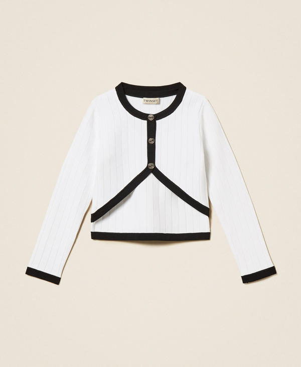 Cardigan und Top aus Strick mit Kn&ouml;pfen