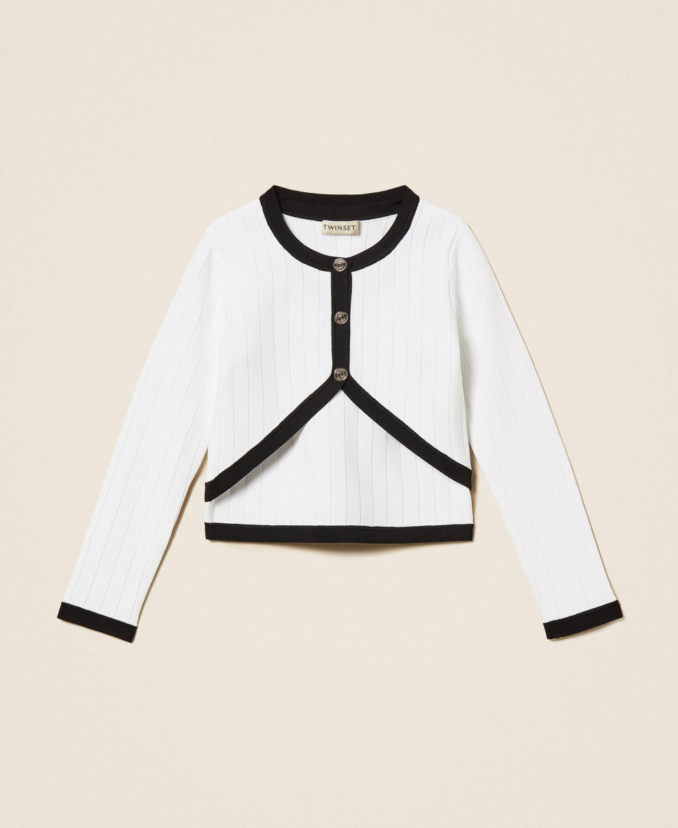 Cardigan und Top aus Strick mit Kn&ouml;pfen