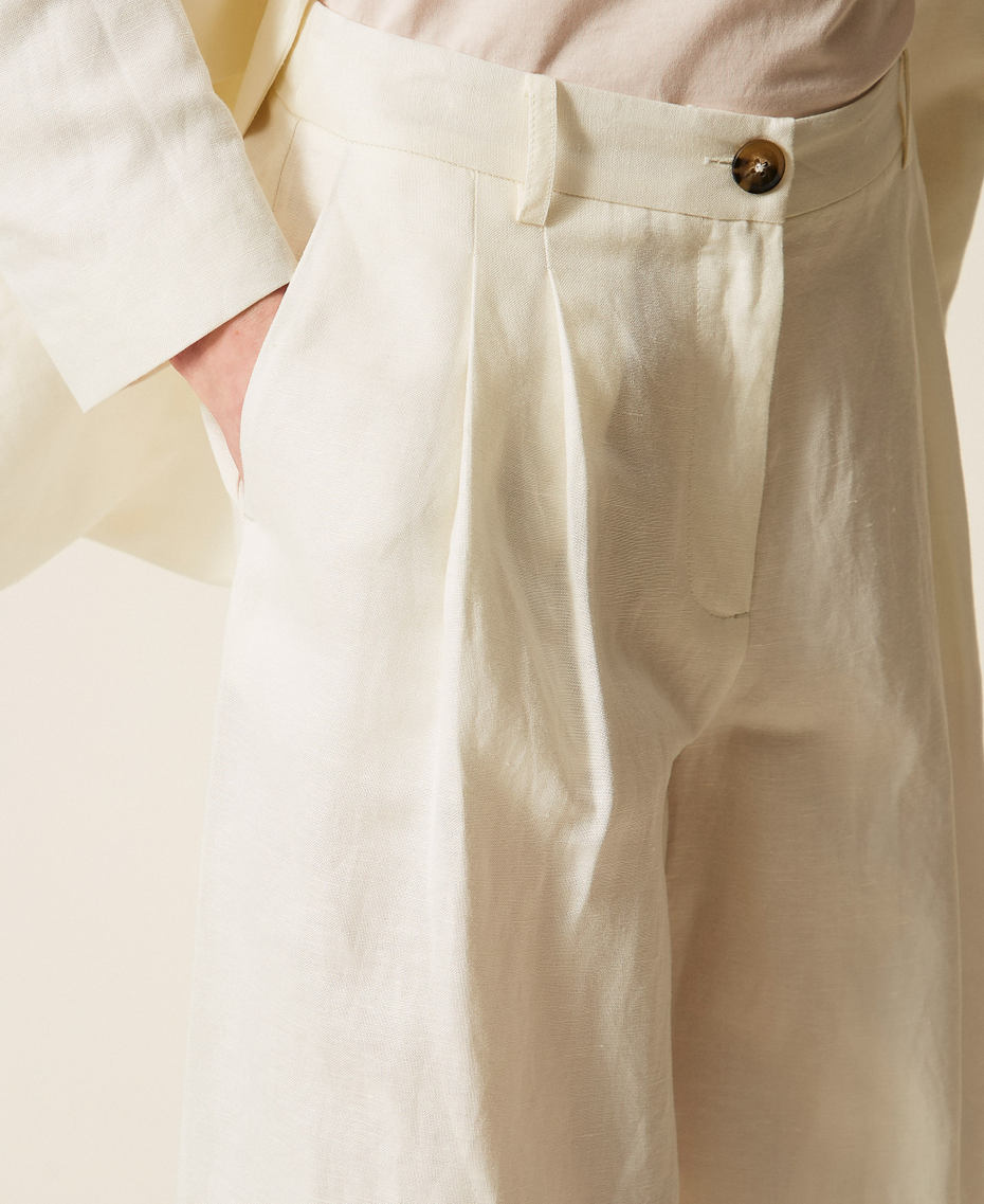 Bermudas de lino mixto con pinzas Hueso Mujer 261LL2NGG_00526_04