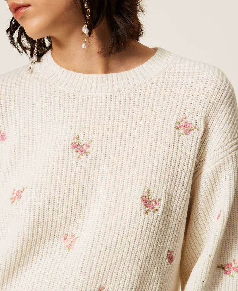 Pullover im Rippenmuster aus Wollmischung mit floralem Stickmotiv Perlmutt Frau 262TP3410_00059_05
