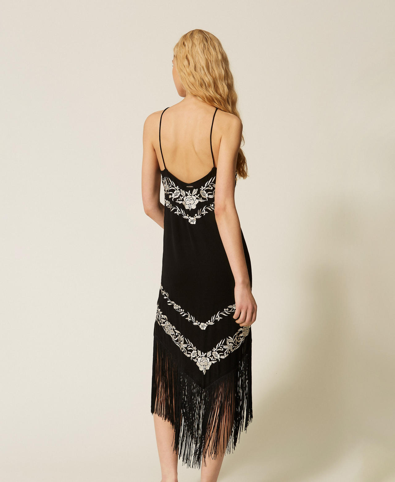 Langes Kleid mit floraler Stickerei Zweifarbig Schwarz / Perlmuttwei&szlig; Frau 261TT2411_06571_03