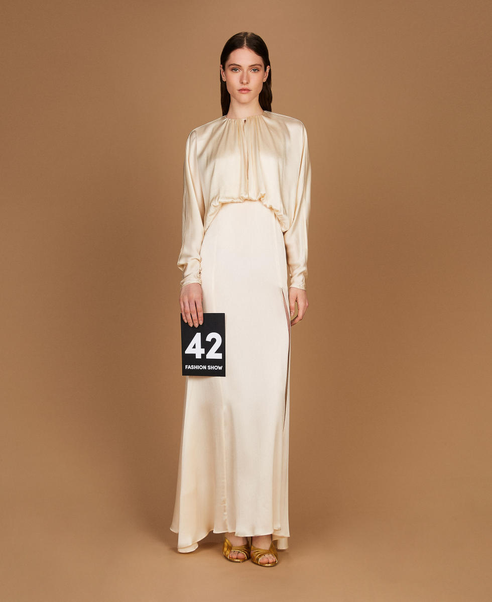 Langes Kleid aus Seidenmischsatin