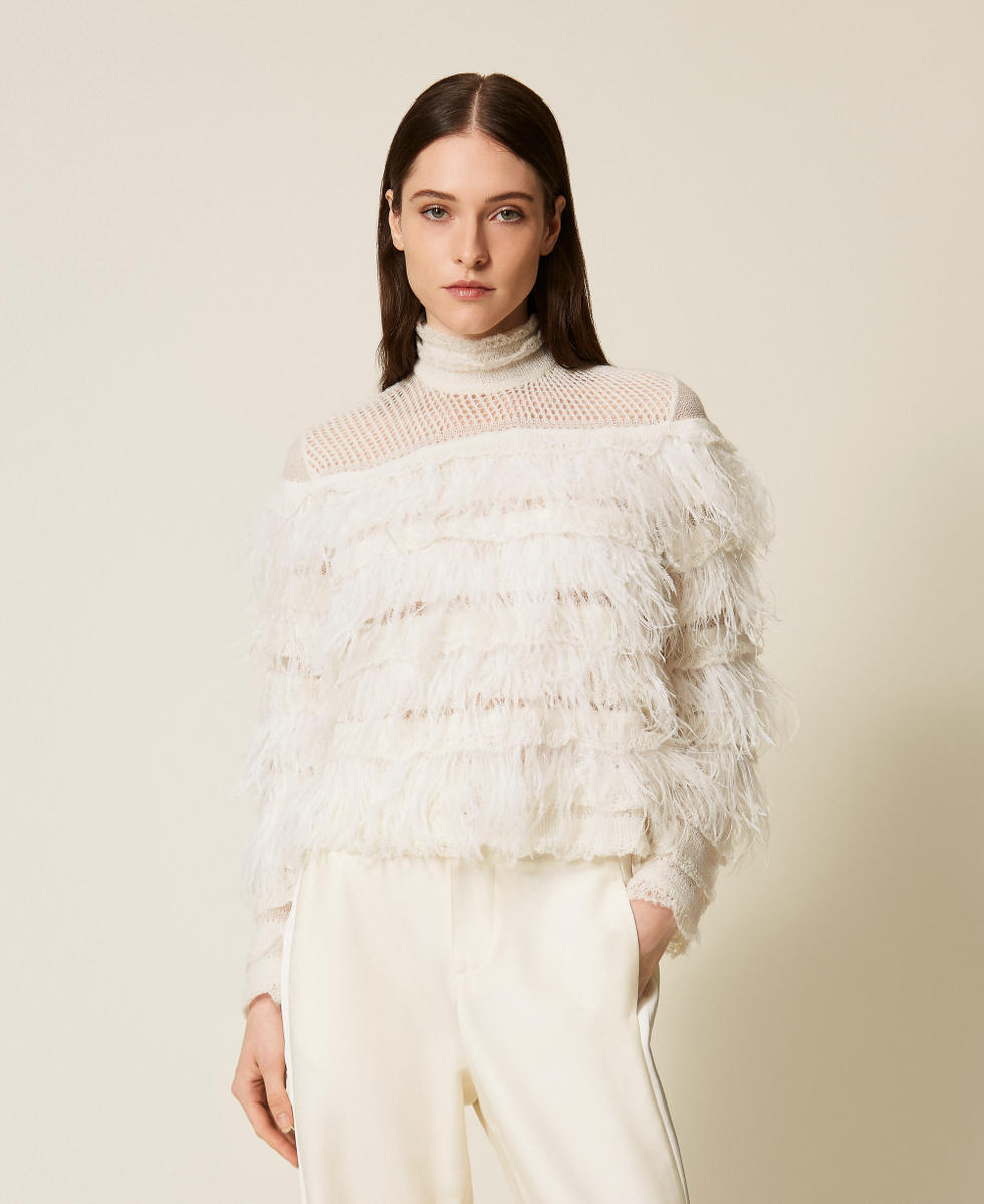 Jersey con volantes y plumas