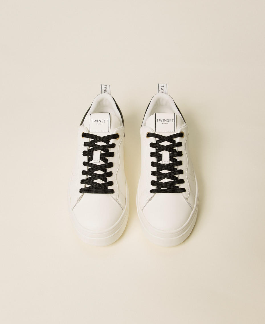 Flacher Sneaker aus Leder mit Logo Zweifarbig Optisches Weiß / Schwarz Frau 252TCP024_01870_04