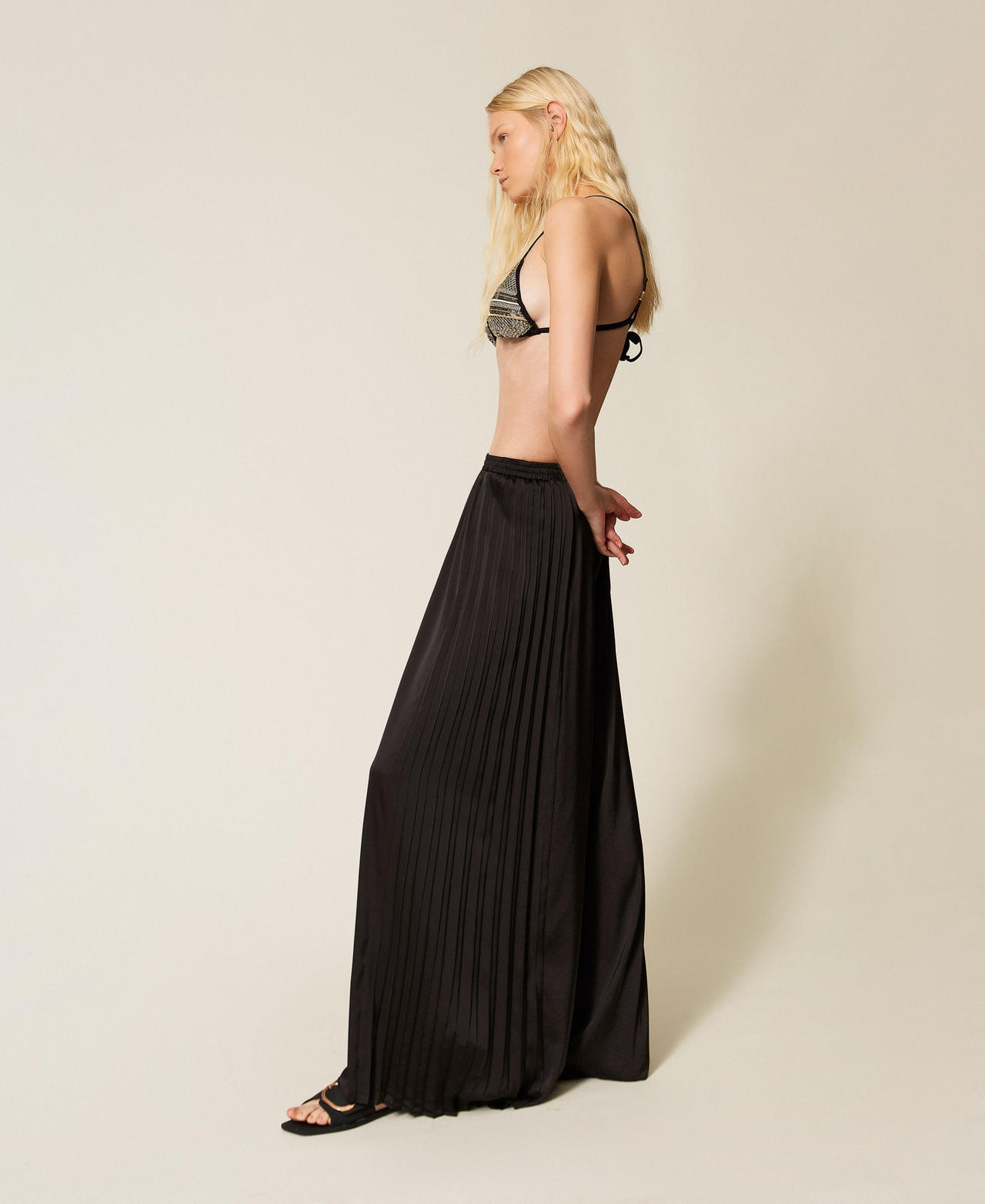 Широкие брюки с плиссированными вставками Черный женщина 261LB2HDD_00006_02