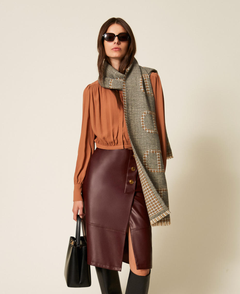 Étole jacquard avec Oval T à carreaux Jacquard Carreau Noir Femme 252TO5010_12920_T0