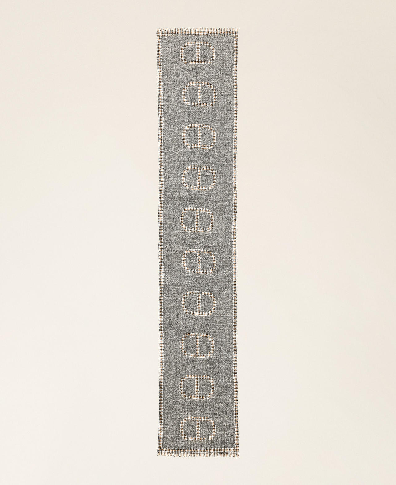 Étole jacquard avec Oval T à carreaux Jacquard Carreau Noir Femme 252TO5010_12920_05