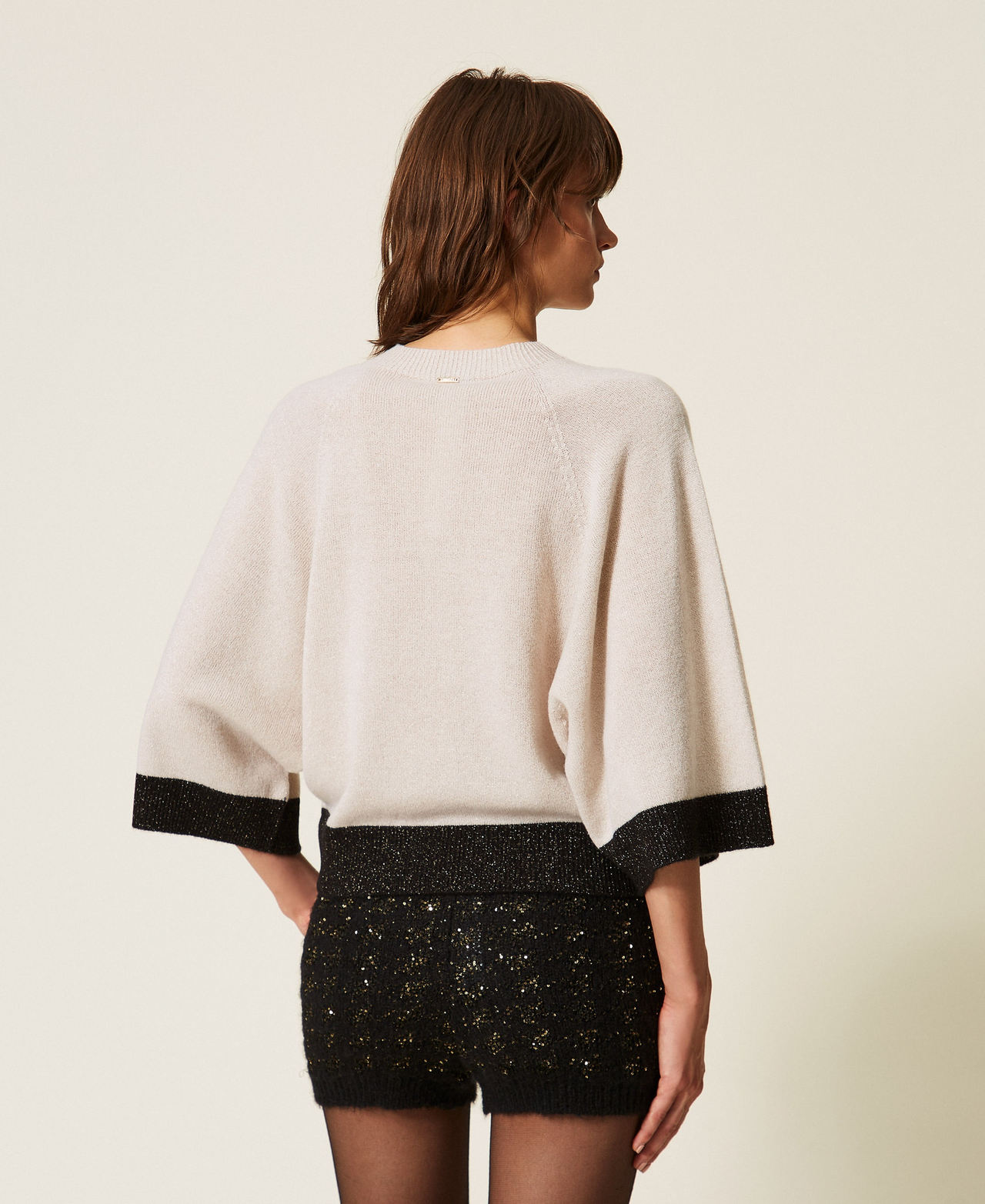Pull cropped en laine et cachemire avec lurex Or "Parchment"/Noir Femme 262TP3511_13930_03