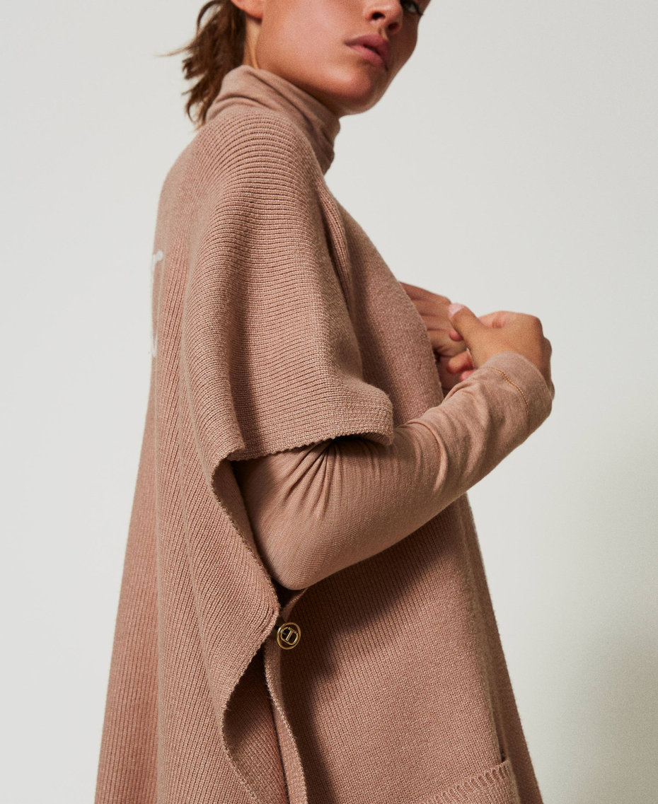 Poncho in maglia con ricamo logo Marrone "Sandy Brown" Donna 242TA4150_11754_04