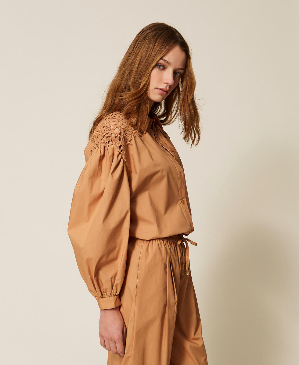 Chemise en popeline avec macram&eacute; Marron &laquo;&thinsp;Hazelnut&thinsp;&raquo; Femme 261LB2AJJ_10282_02