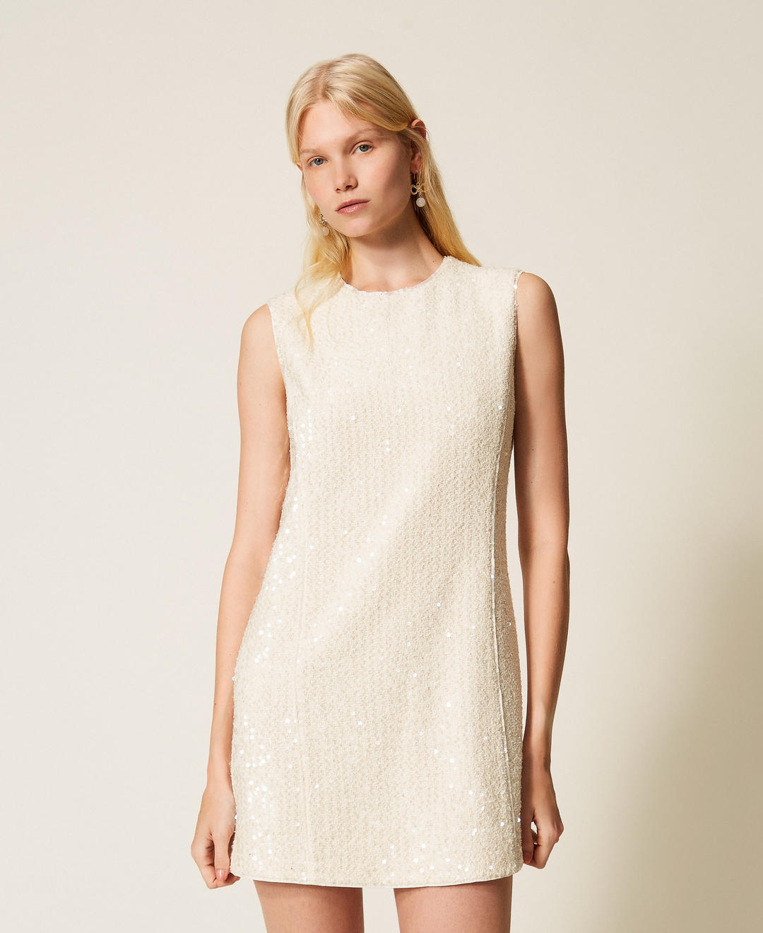Robe courte en tissu bouclé avec sequins