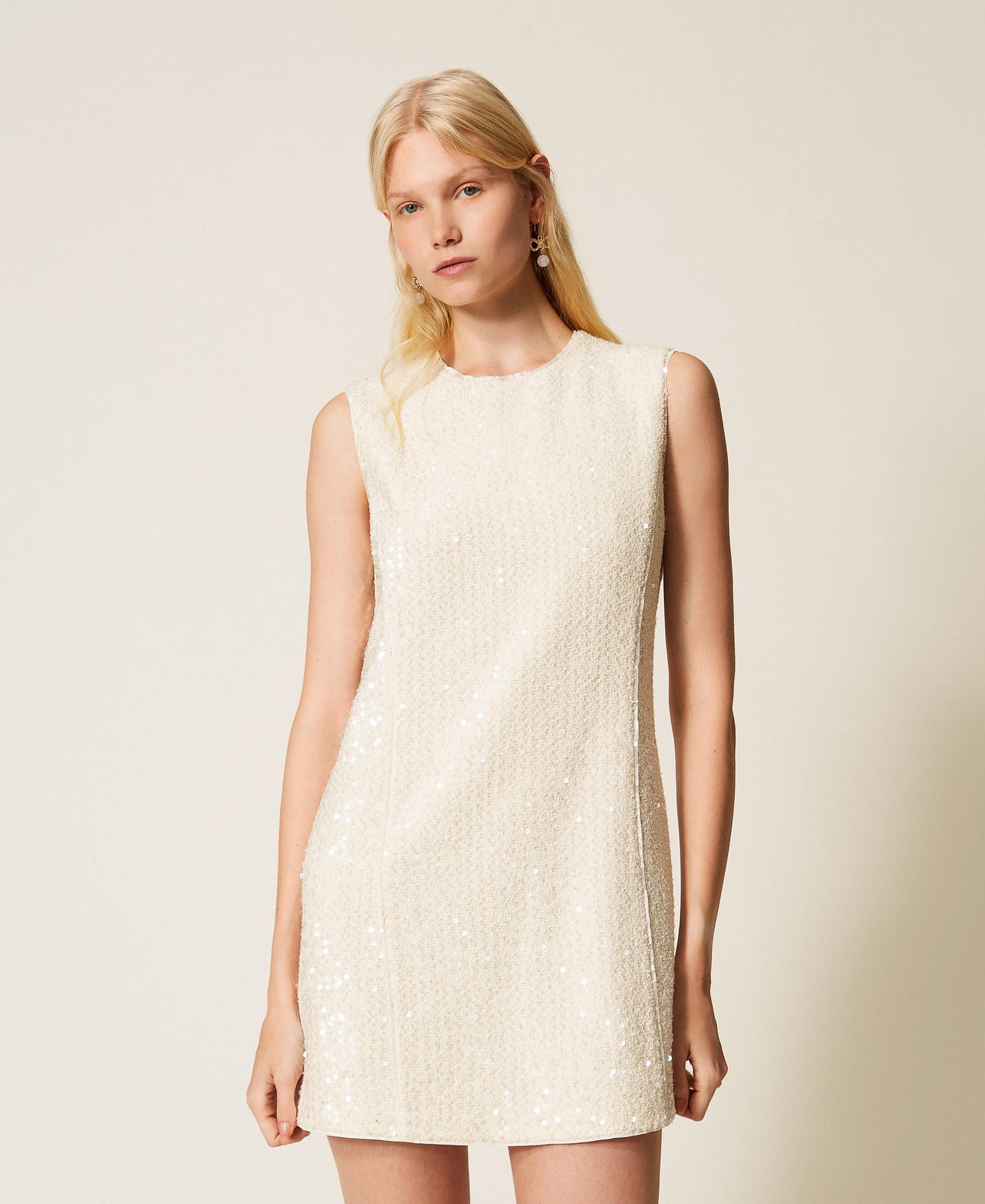 Robe courte en tissu bouclé avec sequins