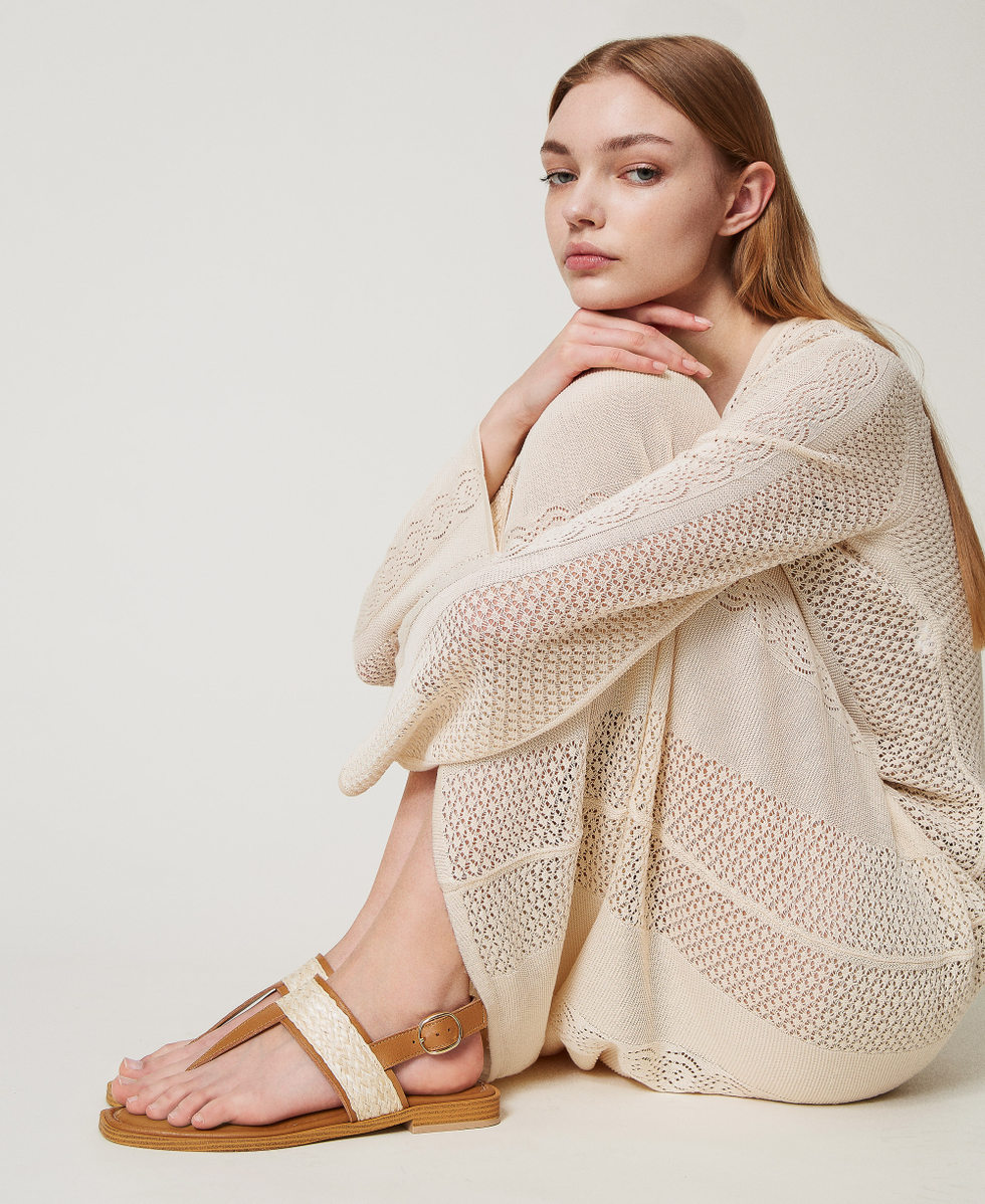 Босоножки на плоской подошве через палец с рафией